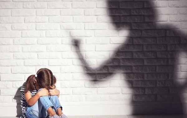 Azyaşlının psixoloq yanında döyülməsi iddiası araşdırılır
