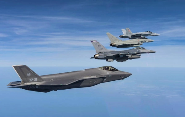 США направили на Ближний Восток еще 12 истребителей