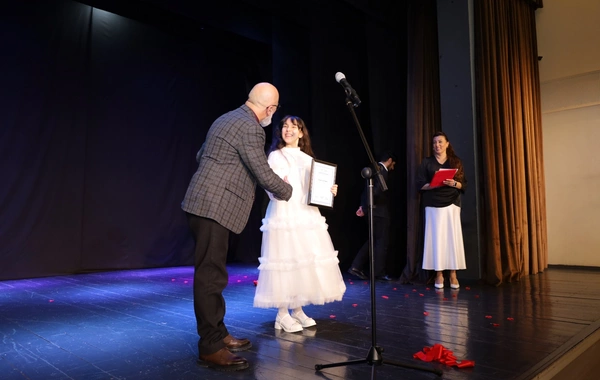 Şuşa Dövlət Musiqili Dram Teatrında inkluziv bir qizin mono tamaşası