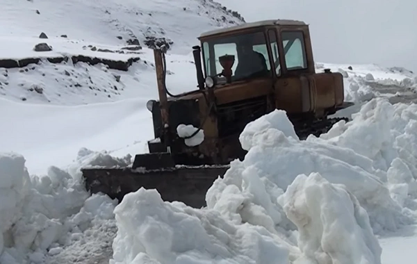 Ömrümdə belə hadisə görməmişdim - Qubada qarın hündürlüyü üç metri keçib