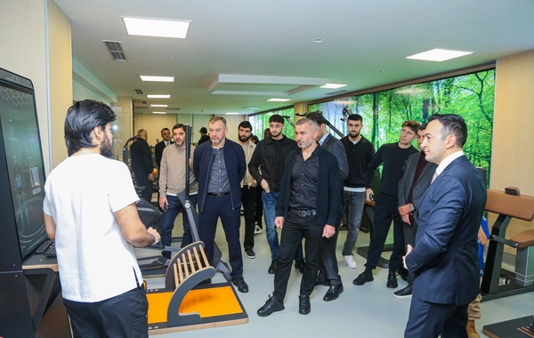 Qurban Qurbanov və futbolçuları Yeni Robotik Reabilitasiya Mərkəzini ziyarət ediblər