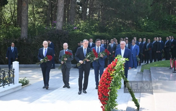 Azərbaycan XİN-in kollektivi Fəxri və Şəhidlər xiyabanlarını ziyarət edib