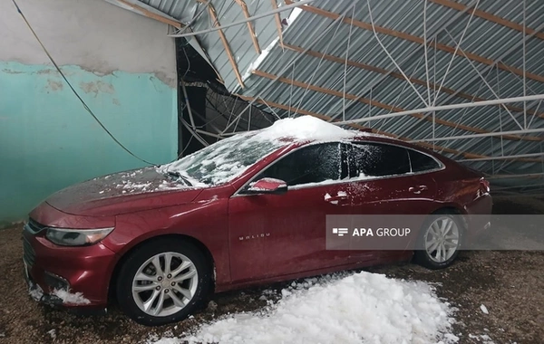 Qazaxda güclü qar səbəbindən evin talvarı çöküb, iki avtomobil altında qalıb