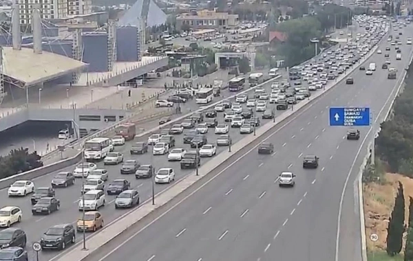 Bakının bir sıra yollarında nəqliyyatın sıxlığı yaranıb