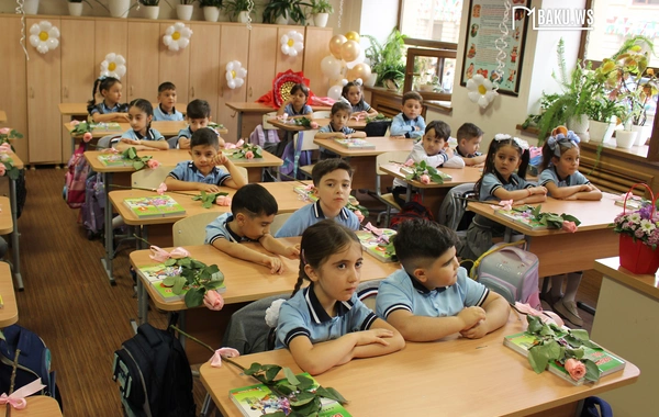 Məktəbin ilk günündən FOTOLAR