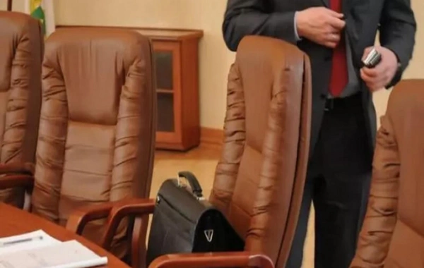 В Азербайджане чиновник скончался на рабочем месте