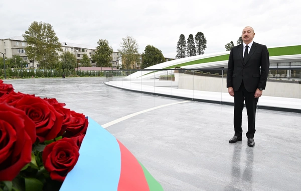 Президент Ильхам Алиев почтил память шехидов Отечественной войны минутой молчания