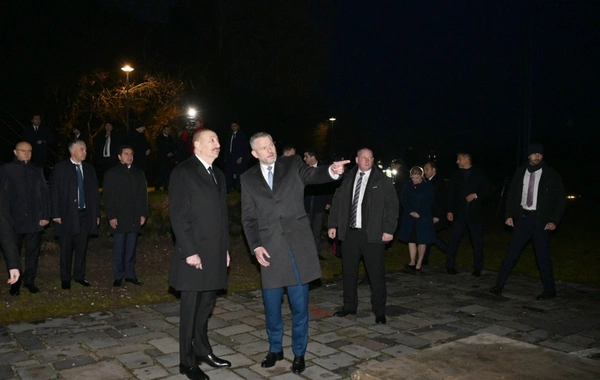 Azərbaycan və Slovakiya prezidentləri Bratislavada "Azadlıq Qapısı" abidəsini ziyarət ediblər