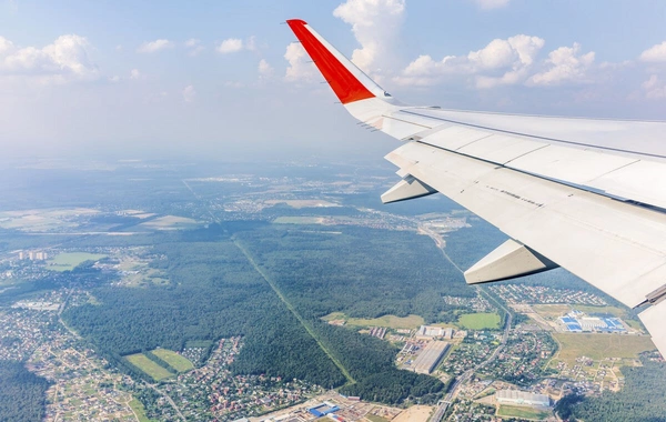 Sərnişinlə dolu təyyarənin havada mühərriki ALOVLANDI