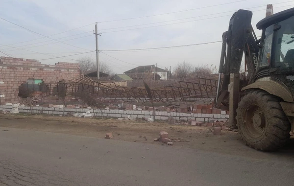 Füzulidə qanunsuz tikili sökülüb