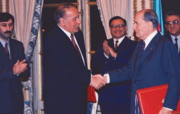 Sabiq baş nazir Heydər Əliyevin Fransa səfərindən danışdı: Sanki ermənilərin başına daş yağdı