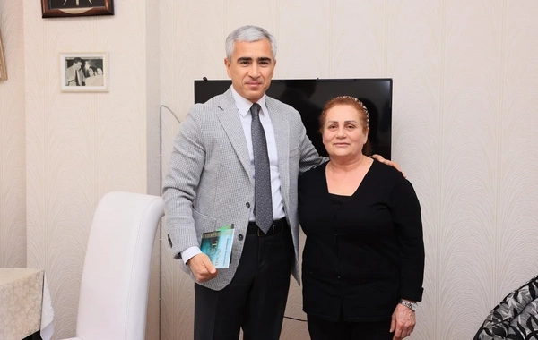 Anar Ələkbərov Xalq şairi Nəriman Həsənzadəni evində ziyarət edib