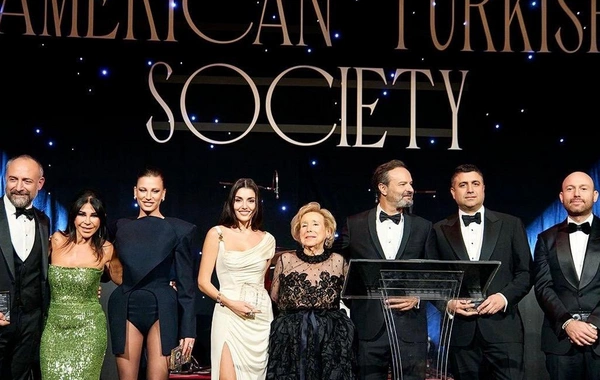 Hande Erçel yeni sevgilisi ilə EYNİ FOTODA