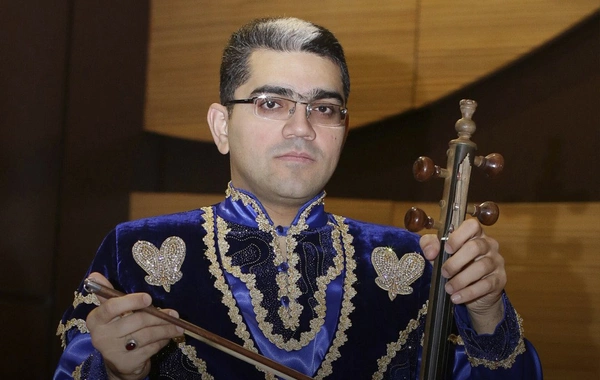 Əməkdar artistin oğlu Çində nüfuzlu universitetə qəbul oldu