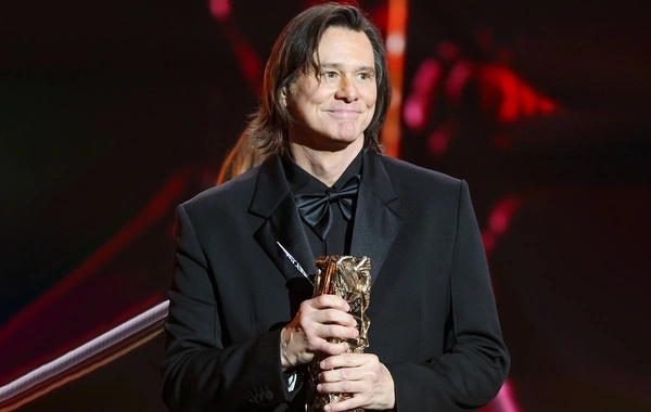 Nüfuzlu mükafata layiq görülən Cim Kerri zarafatı ilə gündəm oldu