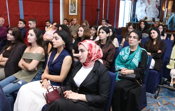 Fuad Muradov Vyetnama səfər edib, Azərbaycan icması ilə görüşüb