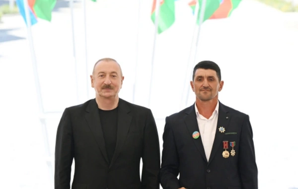 Президент Ильхам Алиев встретился с жителями города Кельбаджар, вручил им ключи от квартир