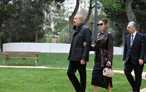 İlham Əliyev və Mehriban Əliyeva Bakıda salınan yeni parkın açılışında iştirak edib