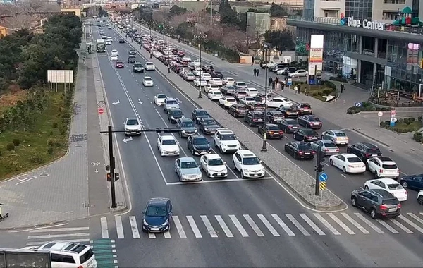 Bakıda doqquz istiqamət üzrə nəqliyyatın sıxlığı müşahidə olunur