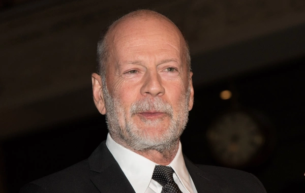 Появились кадры редкой прогулки тяжелобольного Брюса Уиллиса