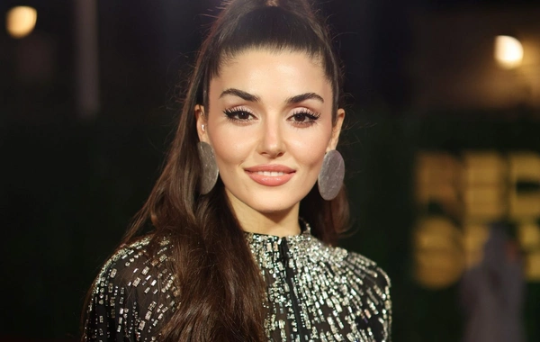 Турецкая актриса Ханде Эрчел в прозрачном платье прошлась по улице