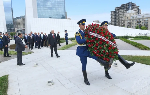 Speaker of the Jordanian House of Representatives visited the Alley of Honorary Burial and Victory Park