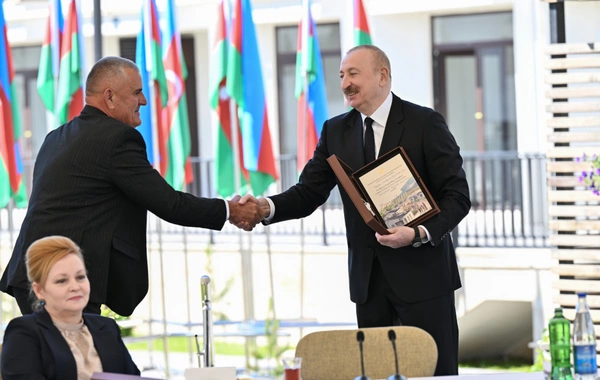 İlham Əliyev Zəngilanda ilk yaşayış kompleksinə köçən ailələrlə görüşüb