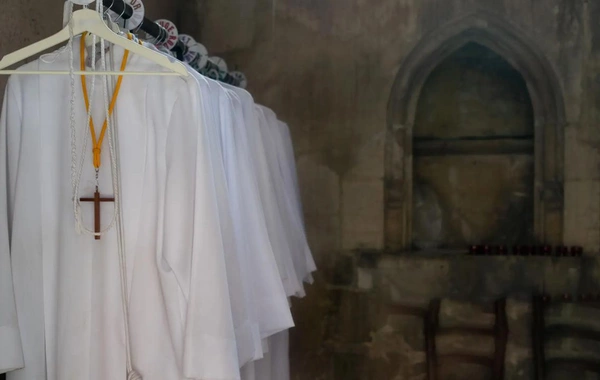 50 il boyunca uşaqlara dini təhsil verən rahib seksual istismar ittihamı ilə həbs olundu