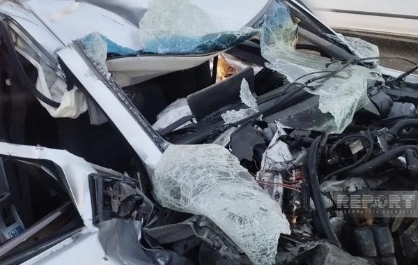 Kürdəmirdə "Mercedes" "KamAZ"a çırpılıb, yaralılar var