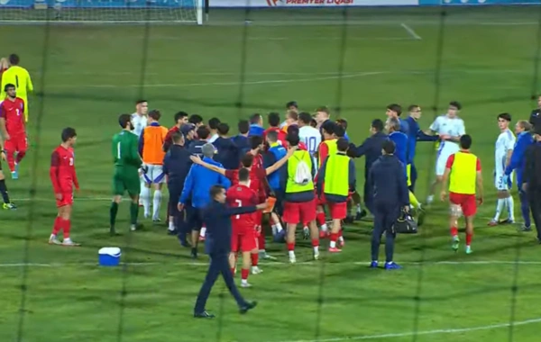 Şotlandiya ilə oyunda QALMAQAL - Futbolçulardan tərbiyəsiz hərəkət
