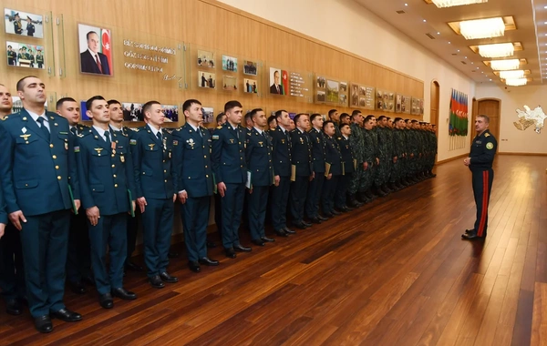 Elçin Quliyev xidməti-döyüş fəaliyyətində fərqlənən hərbi qulluqçuları təltif edib