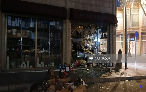 Gəncədə minik maşını mağazaya çırpılıb