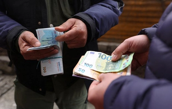 İran valyutası yenidən ucuzlaşıb - Dollar 1,8 milyon riala çatıb