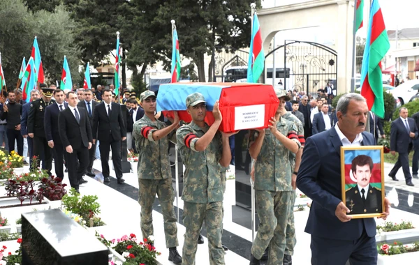 İtkin şəhid Tərlan Rüstəmov Lökbatan qəsəbəsindəki Şəhidlər xiyabanında torpağa tapşırılıb