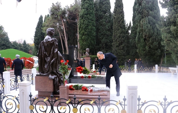 Prokurorluq əməkdaşları anım günü ilə bağlı Fəxri Xiyabanı ziyarət edib