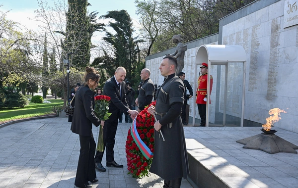 Президент Ильхам Алиев посетил в Тбилиси Мемориал героев