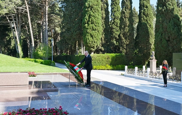 İlham Əliyev və Mehriban Əliyeva Fəxri xiyabanda Ulu Öndər Heydər Əliyevin məzarını ziyarət ediblər