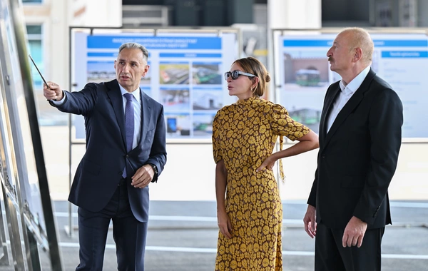Prezident Naxçıvanda elektrik mühərrikli yeni avtobuslara baxıb, dəmir yolu infrastrukturunda aparılan yenidənqurma işləri ilə tanış olub
