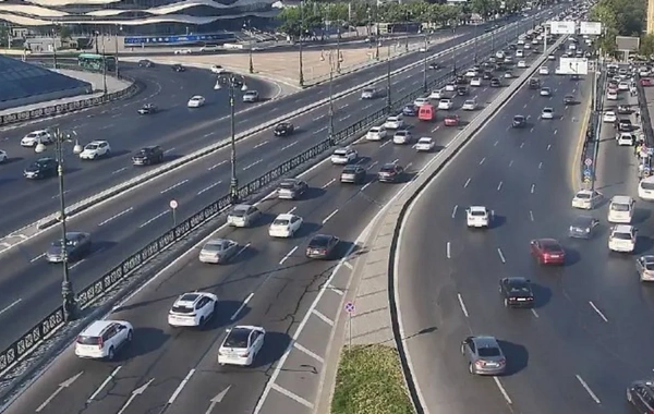 Həftənin ilk günü Bakıda beş istiqamətdə nəqliyyatın sıxlığı yaranıb