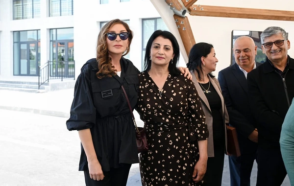 Prezident və birinci xanım Cəbrayıl rayonunun Şükürbəyli kəndinə köçən sakinlərlə görüşüblər