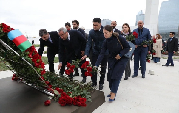 SOCAR-ın kollektivi Anım Günü ilə əlaqədar Zəfər abidəsini ziyarət edib