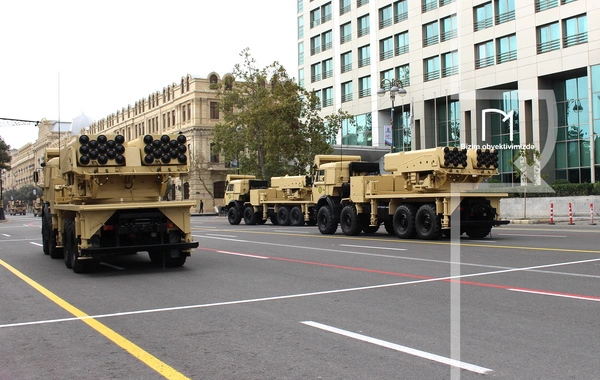 В Баку прошел марш военнослужащих в честь Дня Победы