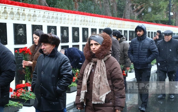Şəhidlər xiyabanına xalq ziyarəti axşam saatlarında da davam edir