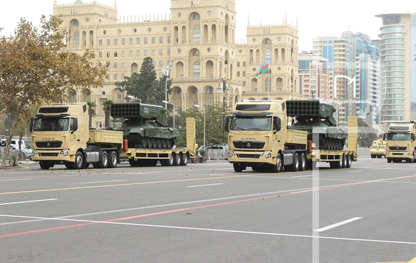 В Баку прошел марш военнослужащих в честь Дня Победы