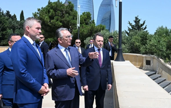 Slovakiya Prezidenti Bakıda şəhidlərin xatirəsini anıb