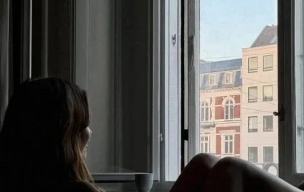 Afra Saraçoğlu bu iş adamı ilə eşq yaşayır