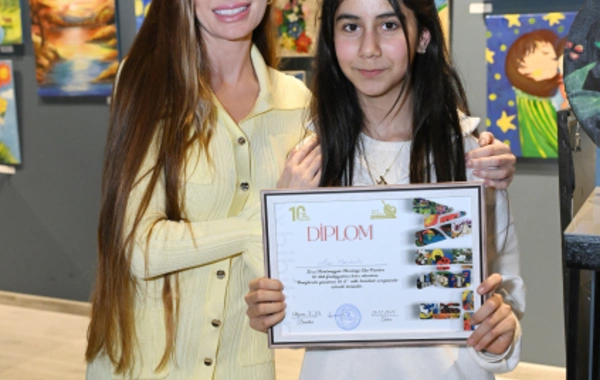 Arzu Əliyeva və Alena Əliyeva "Rənglərdə yaşanan 10 il" mövzusunda keçirilən sərgidə iştirak ediblər