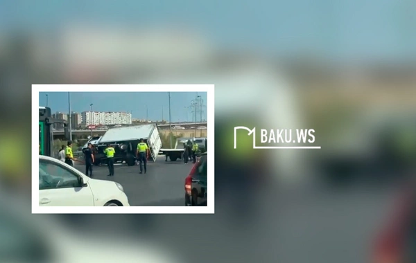 "Koroğlu körpüsü"ndə yük maşını aşıb