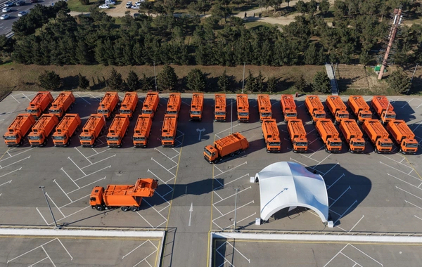 Prezident İlham Əliyev Bakıda məişət tullantıları daşıyan texnikalarla tanış olub