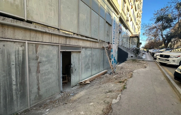 В Баку демонтировали незаконно установленную лестницу на тротуаре